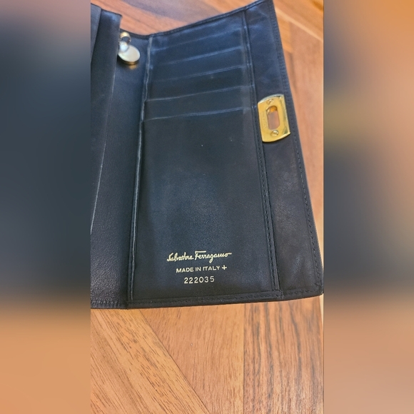 Salvatore Ferragamo Gancini Black Leather wallet with gold hardware EUC - Picture 7 of 11
